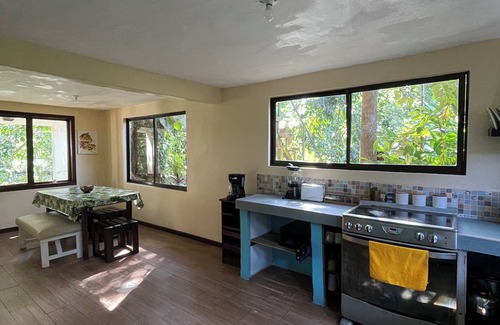 Tortuguero House | Casa Fresca a 50 Metros de Parque Nacional Tortuguero, Rodeada de Biodiversidad