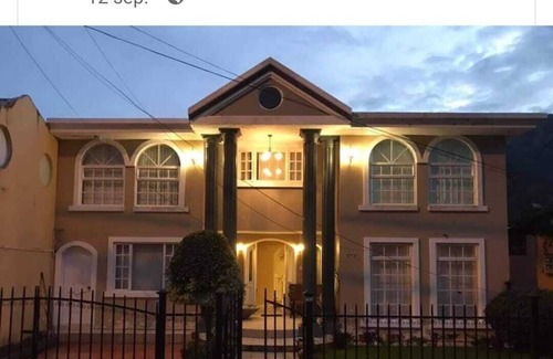 Banos de Agua Santa House | Casa Frida espectacular hospedaje para Familias o Grupos a 4 minutos del centro.