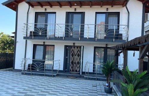 Costinesti House | Casa Fuchsia
