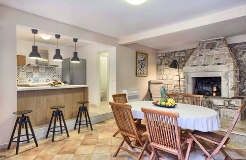 Podobuce Villa | Casa Garden - six bedroom house for 12 guests, heated pool and close to beaches