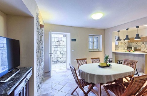 Podobuce Villa | Casa Garden - six bedroom house for 12 guests, heated pool and close to beaches
