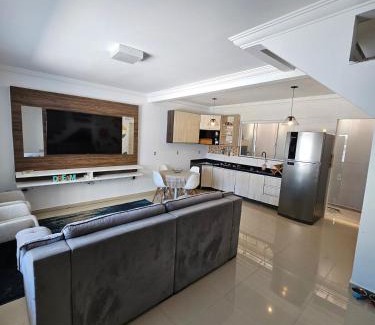 Tabuleiro House | Casa Grande com Churrasqueira e Vaga para 2 carros