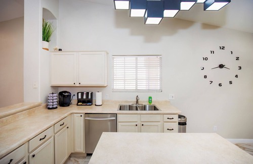Casa Grande Villa | Casa Grande getaway! Modern cozy home with private pool and hot tub!