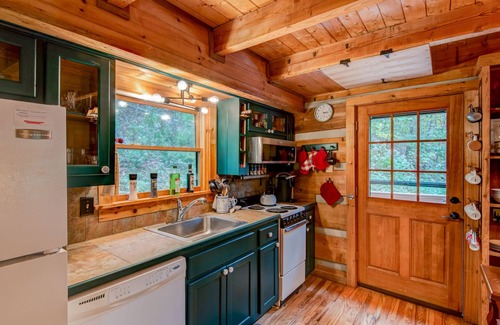 Boone Cabin | Casa Haven - Romantic forest cabin with hot tub and creek!