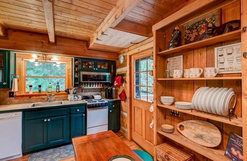 Boone Cabin | Casa Haven - Romantic forest cabin with hot tub and creek!