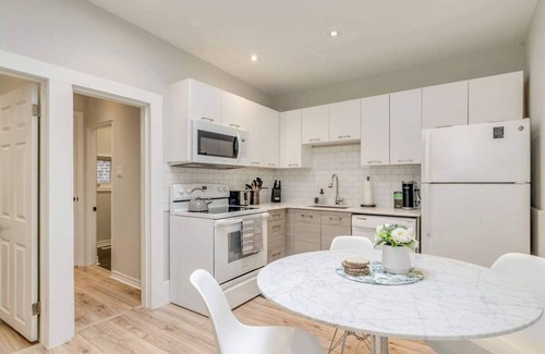 Leslieville Hotel | Casa Hotel: Chic Suite w Fireplace Leslieville