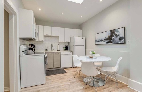 Leslieville Hotel | Casa Hotel: Chic Suite w Fireplace Leslieville
