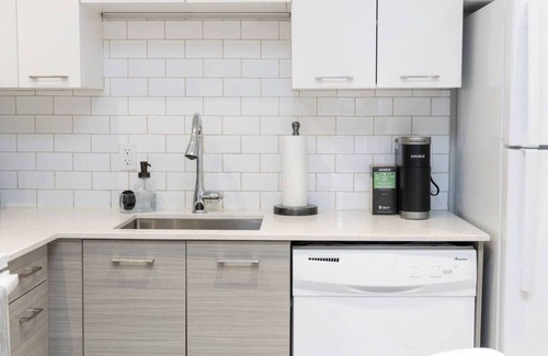 Leslieville Hotel | Casa Hotel: Chic Suite w Fireplace Leslieville