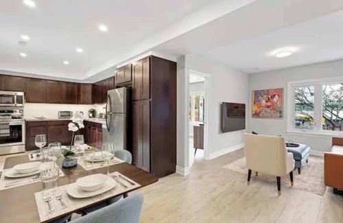 Bracondale Hill Hotel | Casa Hotel Contemporary 2BR Suite w Patio & BBQ
