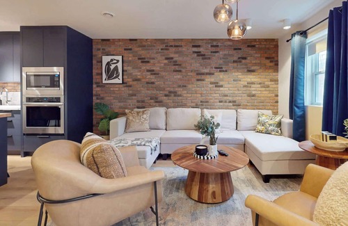 Leslieville Hotel | Casa Hotel Elegant 2BR Suite in Leslieville!