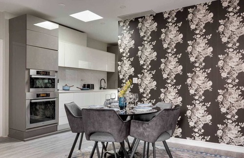 Leslieville Hotel | Casa Hotel Elegant Suite w Patio, BBQ Grill!