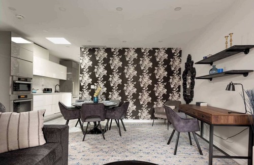 Leslieville Hotel | Casa Hotel Elegant Suite w Patio, BBQ Grill!