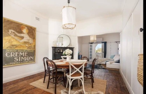 Gulgong Apartment | Casa Imperfecto a cosmopolitan apartment in an restored art Deco