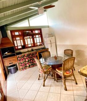 Agua Branca House | Casa independente próximo da praia do Perequê com garagem e churrasqueira