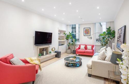 Royal Borough of Kensington and Chelsea Apartment | Casa Italia near Hyde Park & Kensington High Street - Wifi & Washing Machine - FREE Luggage Storage Available Nearby