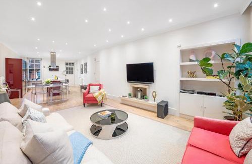 Royal Borough of Kensington and Chelsea Apartment | Casa Italia near Hyde Park & Kensington High Street - Wifi & Washing Machine - FREE Luggage Storage Available Nearby
