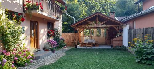 Cartisoara House | Casa Iulia & Matei