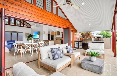 Kurrimine Beach House | Casa Jana Resort style accommodation - Pet Friendly