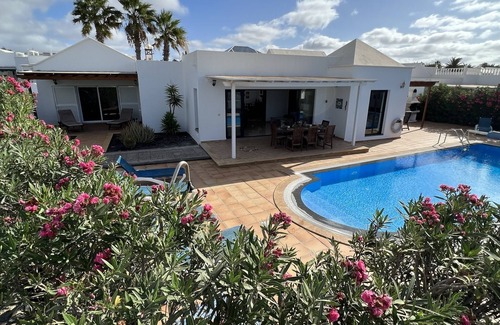 Yaiza House | Casa Jemma is a unique Sea Front 4 bedroom villa with 12x4 pool and games room