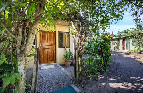 Tortuguero Apartment | Casa Kattleya, Ubicada en el Centro de Tortuguero, a Pocos Metros de la Playa