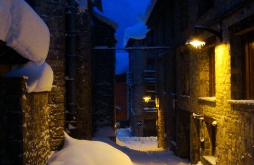 El Pueyo de Jaca Apartment | Casa La Corona in the Pyrenees next to the Bubal Reservoir.