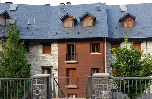 El Pueyo de Jaca Apartment | Casa La Corona in the Pyrenees next to the Bubal Reservoir.