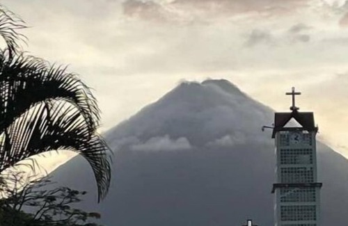 Barrio Pilo House | Casa La Fortuna 2 vista al Volcán Arenal
