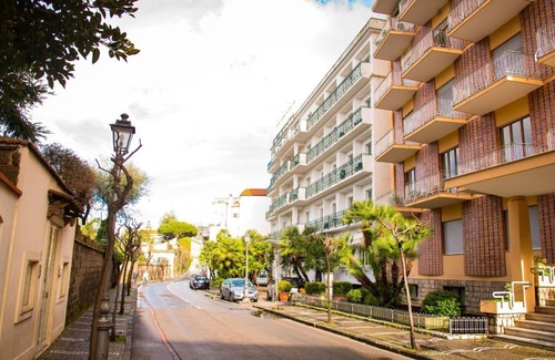 Colli di Fontanelle Ski Chalet | Casa La Giuggiola with Private Pool