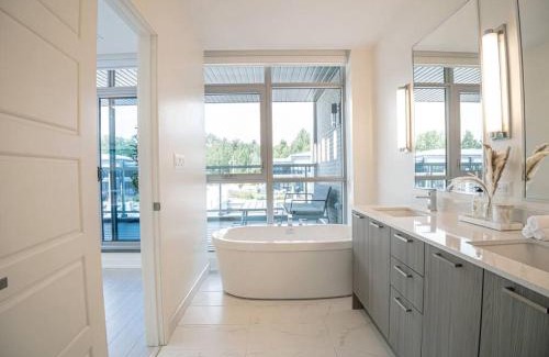 Innisfil Apartment | Casa Lago 5 Bed Waterfront House