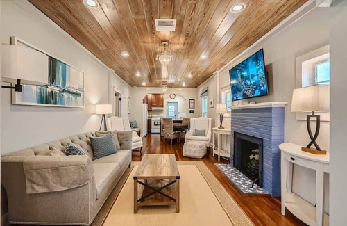 Grandview Heights House | Casa las Flores - Stroll to Arts District from Cozy West Palm Cottage