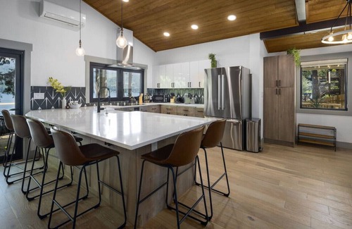 Sudden Valley Cabin | Casa Las Nubes NEW! Whatcom Lakefront Cabin/HotTub