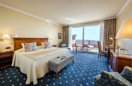 Monte Leon Hotel | Casa León Royal Retreat