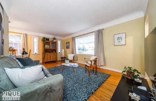 Southwest Edmonton Apartment | Casa LeBlanc - Latin Vibes - Sleep 8 - Netflix - Long Term