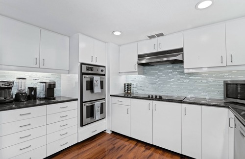 Bay Isle House | Casa Leone | Pet Friendly 🐶 on Siesta Key w/Private Heated Pool, Golf Cart, & Putting Green!