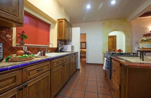 La Paz House | Casa Linda Summary: R