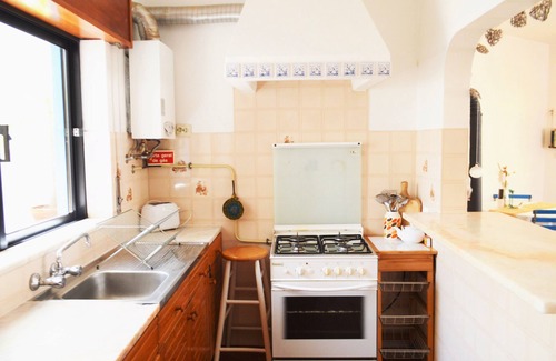 Burgau Apartment | Casa Lisa - fisherman's cottage, Burgau, 1 min to beach sleeps 2/4+ baby
