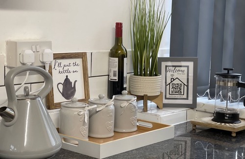 Wolverhampton Apartment | Casa Lobo's Beautiful Suites +free offroad parking- Suite #1