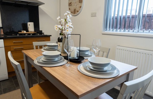Wolverhampton Apartment | Casa Lobo's Beautiful Suites +free offroad parking- Suite #1