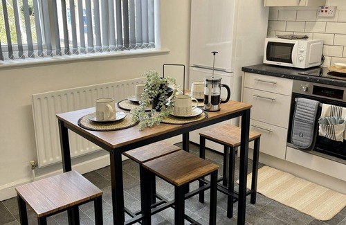Wolverhampton Apartment | Casa Lobo's Beautiful Suites +free offroad parking -Suite#2