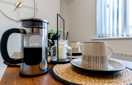 Wolverhampton Apartment | Casa Lobo's Beautiful Suites +free offroad parking -Suite#2