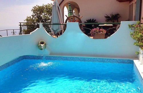 San Michele House | Casa Lolita A: A cozy apartment located on a hillside, facing the sea, with Free WI-FI.