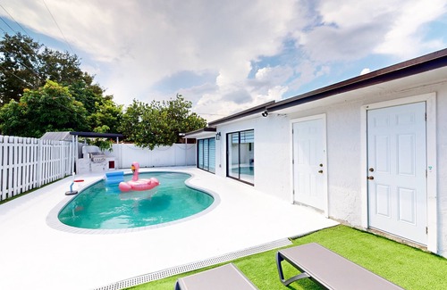 Driftwood House | Casa Lucia 5 Bedroom Home with Pool Near Hard Rock Casino