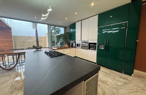 Laureles House | Casa Lujosa, piscina, sala de cine y chimenea. Barrio mas cool del mundo