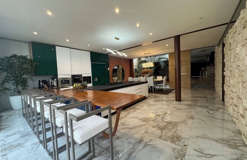 Laureles House | Casa Lujosa, piscina, sala de cine y chimenea. Barrio mas cool del mundo