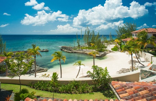 George Town House | Casa Luna 17: Luxe Oasis South of 7Mile Beach w/Secret Beach Cove, Pool + Heated Spa