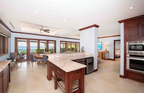 George Town House | Casa Luna 5: Gated Resort Near Seven Mile Beach w/Beach Cove, Pool, Heated Spa, & Gym