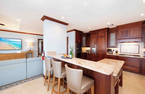 George Town House | Casa Luna 5: Gated Resort Near Seven Mile Beach w/Beach Cove, Pool, Heated Spa, & Gym