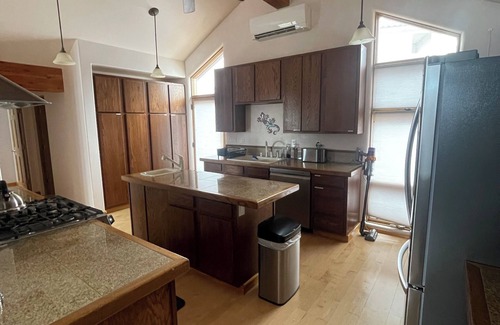 Los Alamos House | Casa Luna - Executive Lodging with Mountain Views ~5 min from LANL