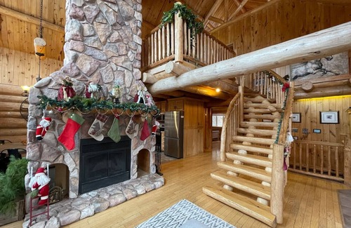 Val-des-Monts Apartment | Casa Madera - 11 Acres/SPA/Close to Lac McGregor