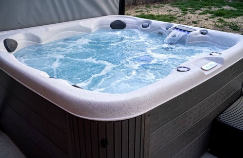 Central Oklahoma City House | Casa Mahogany - East Bricktown's Contemporary Gem. HOT TUB!